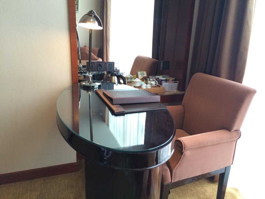 Shenzhen Baoan Royal International Hotel Экстерьер фото